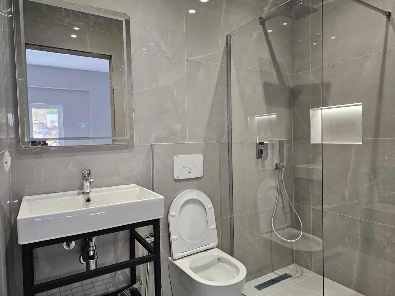 First Line Apartment For Sale In Saranda
